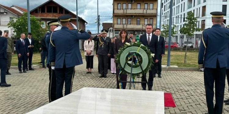 27-vjetori i çlirimit të Kosovës, Haxhiu e Kurti nderojnë veprimtarin Adem Demaçi