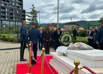 Kurti dhe Haxhiu bëjnë homazhe te varri i Ibrahim Rugovës në 27-vjetorin e çlirimit
