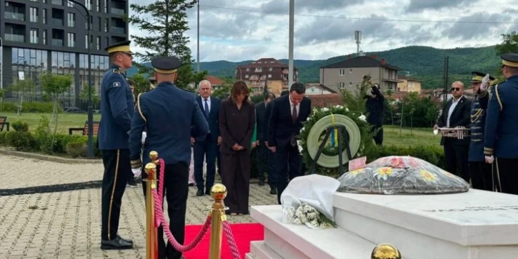 Kurti dhe Haxhiu bëjnë homazhe te varri i Ibrahim Rugovës në 27-vjetorin e çlirimit