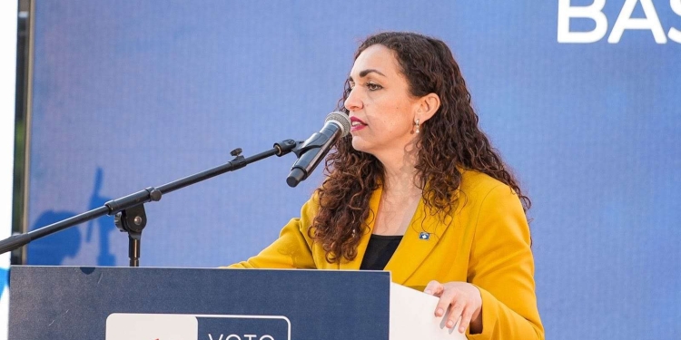 E tmerrshme | ‘Vdekje, plumbi’, Vjosa Osmani kërcënohet me jetë nga dy mbështetës të VV-së