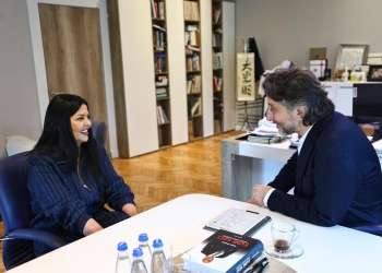 “Kush je ti Dejona Mihajlli?” – Rrezarta Krasniqi me reagim të ashpër pas sulmeve ndaj Përparim Ramës