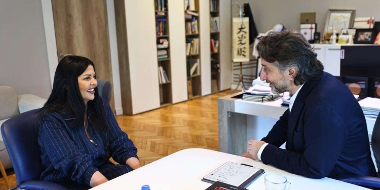 “Kush je ti Dejona Mihajlli?” – Rrezarta Krasniqi me reagim të ashpër pas sulmeve ndaj Përparim Ramës