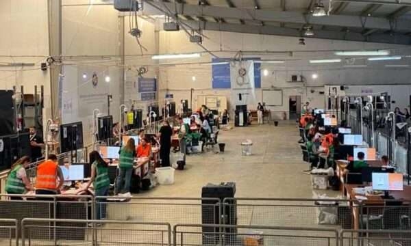 Vazhdon puna në QNR, KQZ: U numëruan 102 nga 223 kuti votimi përmes postës