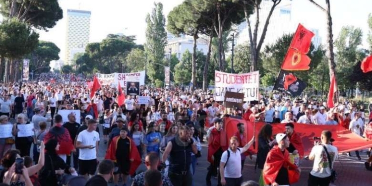 OVL-UÇK-protestuesve në Tiranë: Mos i keqpërdorni simbolet tona për qëllime politike