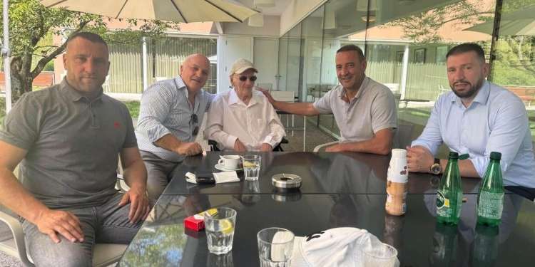 Daut Haradinaj takon Hysen Gërvallën, vëllain e heronjve Jusuf dhe Bardhosh Gërvalla: Krenar me burrat që nuk kursyen asgjë për lirinë