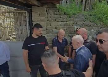 Ilir Meta mbërrin në Skrapar për t’i dhënë lamtumirën e fundit babait, shoqërohet nga Policia