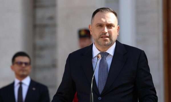 Ministri shqiptar i Mbrojtjes: Turp i madh të flitet në emër të UÇK-së për përfitime politike