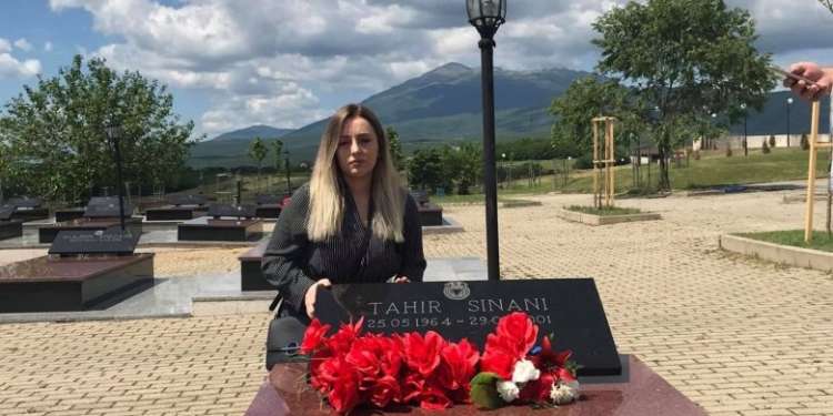 Vajza e Tahir Sinanit shpërthen ndaj Taulant Ballës: Sot ma vrave për së dyti babën, kërko falje publike