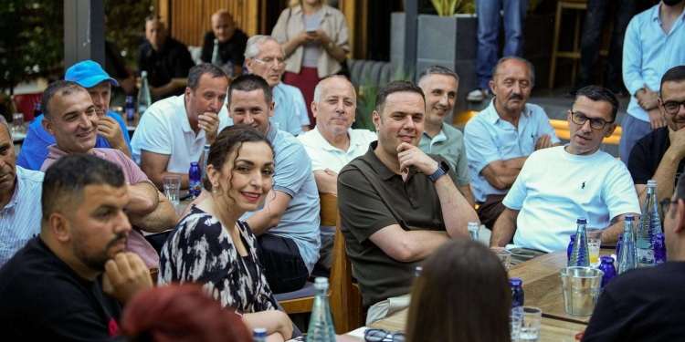 Abdixhiku ballafaqohet me të pakënaqurit veç përmes Facebook-ut, “kunjon” bashkëpartiakët