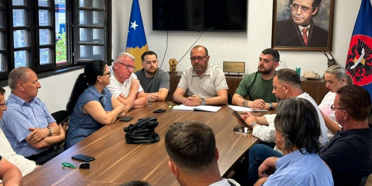 Abdixhiku merr edhe një goditje nga një degë tjetër, kërkohet dorëheqja e tij