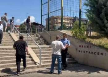 E “copëtoi” fletëvotimin në Shkollën “Ismail Qemali”, qytetari shoqërohet në polici
