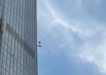 Një i vdekur dhe 13 të lënduar nga përplasja e aeroplanit me rrokaqiellin në Pekin
