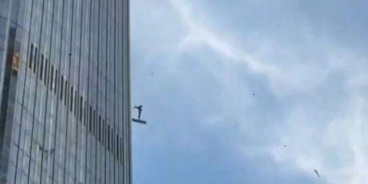 Një i vdekur dhe 13 të lënduar nga përplasja e aeroplanit me rrokaqiellin në Pekin