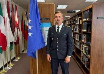 Djali i dëshmorit Zejnullah Elshani diplomon në ShBA, ushtari i FSK-së nderohet me dy çmime prestigjioze