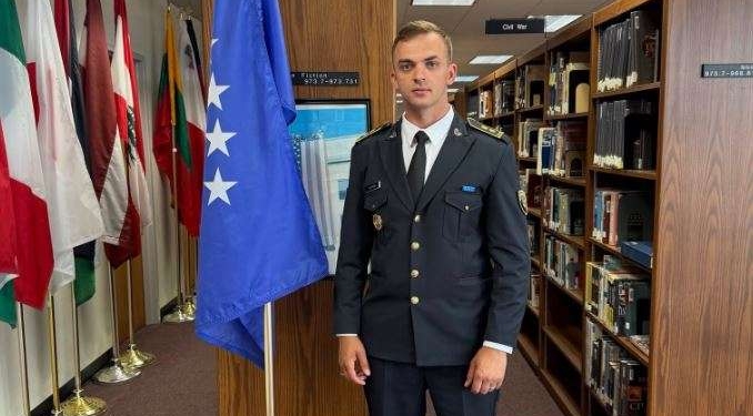 Djali i dëshmorit Zejnullah Elshani diplomon në ShBA, ushtari i FSK-së nderohet me dy çmime prestigjioze