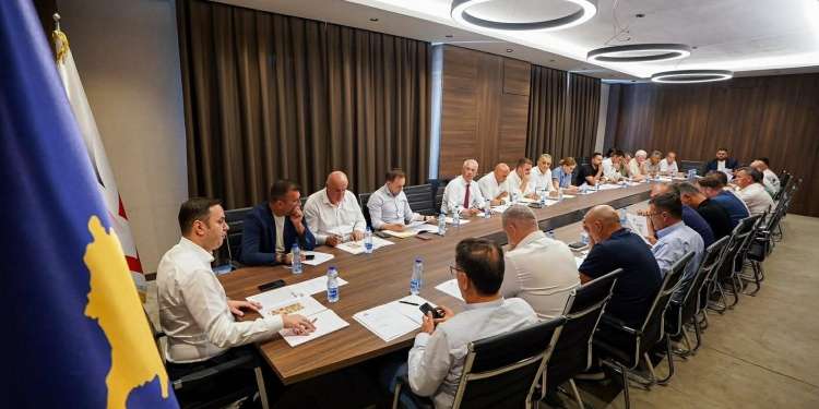 Përçarje e thellë në LDK: Kush janë kryetarët e degëve që bojkotuan takimin e Abdixhikut? Njëri ia kërkoi dorëheqjen në sy