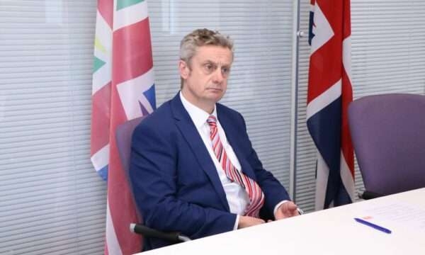 Hargreaves takohet me nënkryetaren e LVV-së: Partitë ta refuzojnë gjuhën e urrejtjes, Kosovës i nevojitet Presidenti menjëherë pas zgjedhjeve