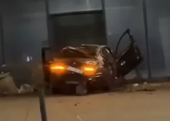 Vetura përfundoi në një lokal, dy të lënduar në vetaksidentin në Prishtinë