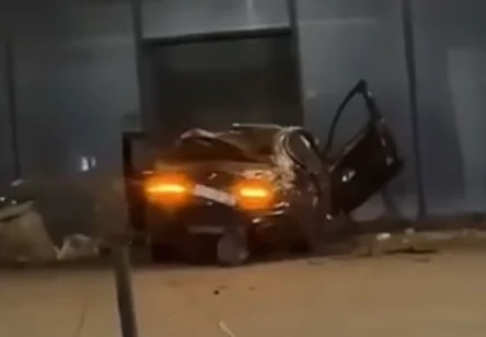 Vetura përfundoi në një lokal, dy të lënduar në vetaksidentin në Prishtinë