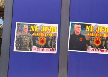 “Ne jemi çlirimtarë, jo zullumqarë” – veterani i UÇK-së vendos postera para Qeverisë