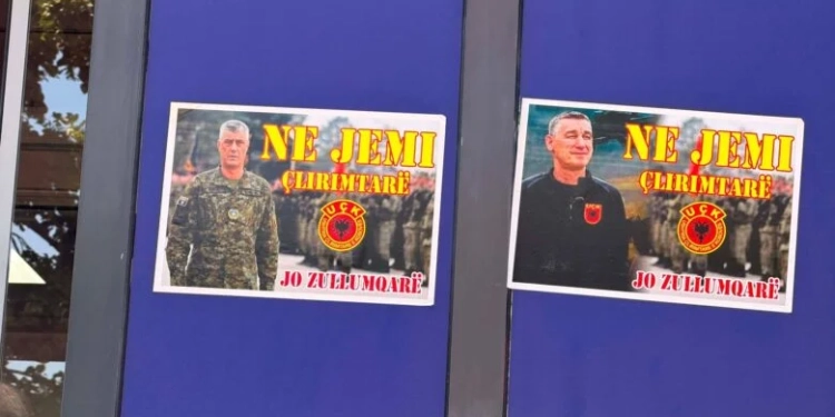 “Ne jemi çlirimtarë, jo zullumqarë” – veterani i UÇK-së vendos postera para Qeverisë