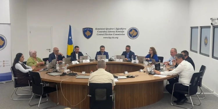 KQZ diskuton votimin me asistencë, kërkohet zgjidhje për personat që nuk dinë shkrim-lexim