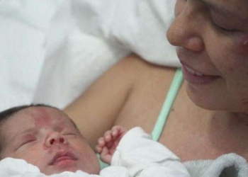 Nëna që shpëtoi me foshnjën 18-ditëshe: Sa kohë që ai ishte gjallë, unë do të luftoja për të jetuar