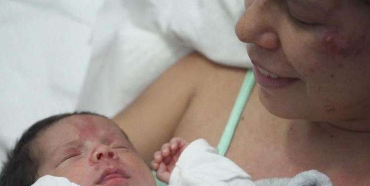 Nëna që shpëtoi me foshnjën 18-ditëshe: Sa kohë që ai ishte gjallë, unë do të luftoja për të jetuar