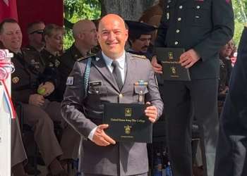 Nënkoloneli i FSK-së diplomon me rezultate superiore në Kolegjin e Luftës së Ushtrisë Amerikane