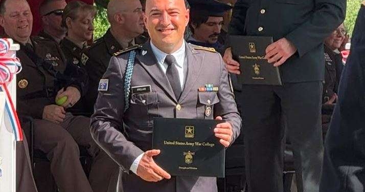Nënkoloneli i FSK-së diplomon me rezultate superiore në Kolegjin e Luftës së Ushtrisë Amerikane