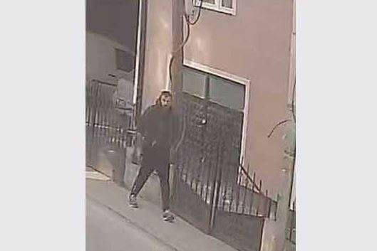 Policia në kërkim të një personi të dyshuar për vjedhje, kërkon ndihmën e qytetarëve