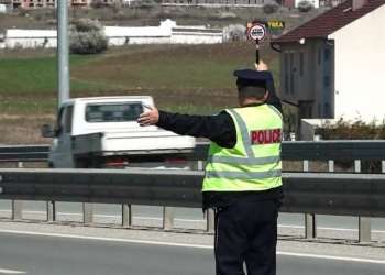 Sulm ndaj zyrtarit policor në Vushtrri, shoferi arratiset pas incidentit