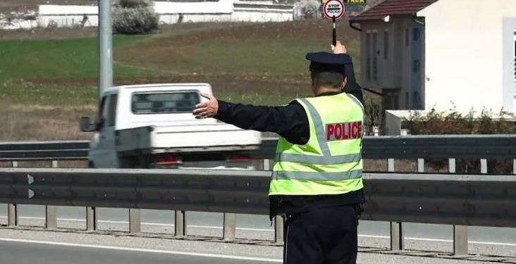 Sulm ndaj zyrtarit policor në Vushtrri, shoferi arratiset pas incidentit