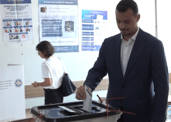 ​“Presim një ndryshim që duhet të ndodh”, voton Endriti, djali i Hashim Thaçit