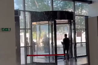 Shpërthen gypi në Pallatin e Drejtësisë – ujë përfshin ambientet e brendshme në Prishtinë