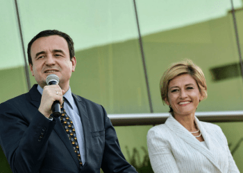 Renditje surprizuese për Mimoza Kusari-Lilën në Gjakovë – disa kolegë përpara saj