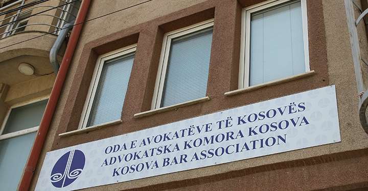 Qeveria Kurti merr vendim t’ia ndalojë zbatimin e dy rregulloreve Odës së Avokatëve