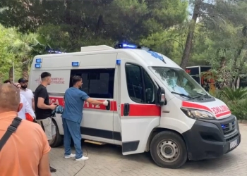 Tragjedia në Shëngjin – ndërrojnë jetë dy të rinj pasi u morën nga dallgët, dy në gjendje të rëndë