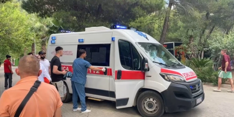 Tragjedia në Shëngjin – ndërrojnë jetë dy të rinj pasi u morën nga dallgët, dy në gjendje të rëndë