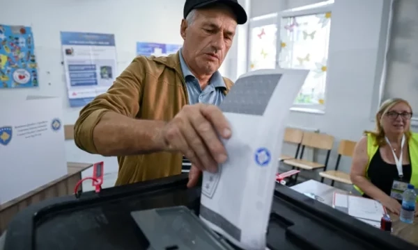 Rreth 7% më pak votues deri në orën 15:00 krahasuar me zgjedhjet e dhjetorit dhe të shkurtit 2025
