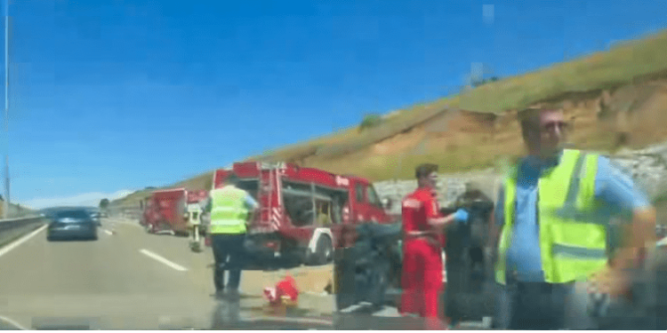 Humbi bashkëshorten në aksidentin në autostradë, kjo është gjendja e burrit të lënduar