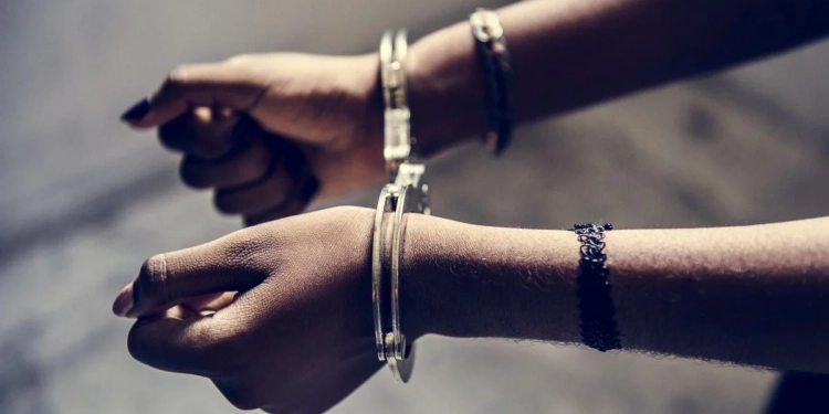 Vrasja në Kobaj merr kthesë të re – arrestohet edhe nëna e të dyshuarit, dyshohet se nxiti krimin