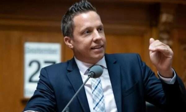 Kush është deputeti zviceran që po bën fushatë kundër Kosovës – me materiale propagandistike nga Beogradi