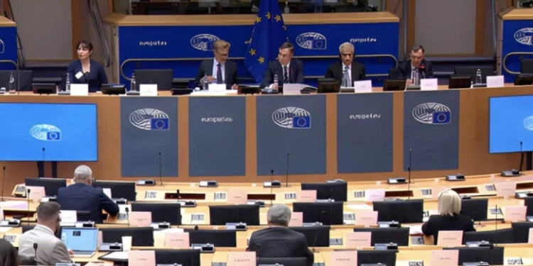 Brukseli “gozhdon” Serbinë, mesazh pesëshes mosnjohëse: “Njiheni Kosovën sa më shpejt”
