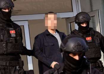 Në Mal të Zi ateron një aeroplan me njerëz të Vuçiqit: Zbulohet misioni i tyre, të gjithë do të deportohen