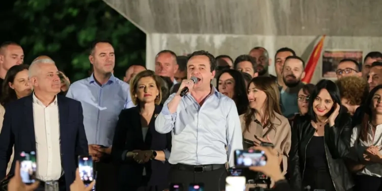 Reuters: Zgjedhjet në Kosovë nuk sjellin shumicë, Kurti kërkon bashkëpunim politik