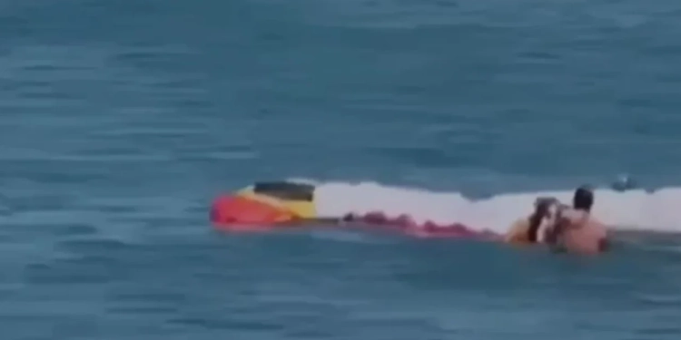 Momente paniku në Vlorë, parashutisti bie në det, shpëtohet nga dy pushues