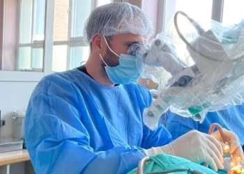 Pacientes në QKUK i rikthehet dëgjimi pas 18 vitesh, ishte përballur edhe me vështirësi në komunikim