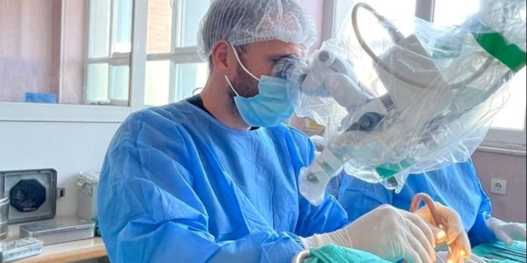 Pacientes në QKUK i rikthehet dëgjimi pas 18 vitesh, ishte përballur edhe me vështirësi në komunikim