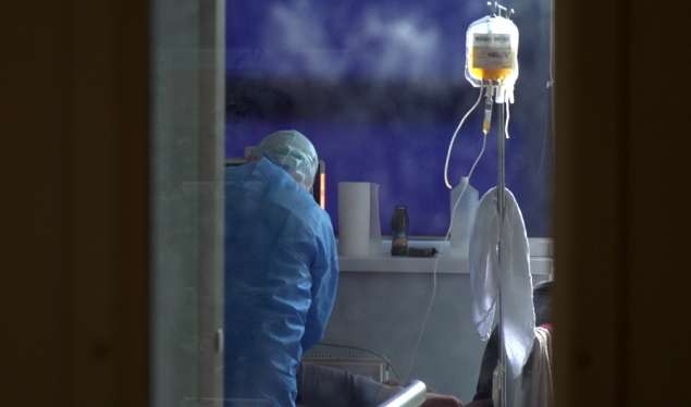 Mjeku për sulmin me thikë ndaj 27-vjeçarit në Prizren: Nuk mundëm ta shpëtonim, kishte lëndime në gjoks